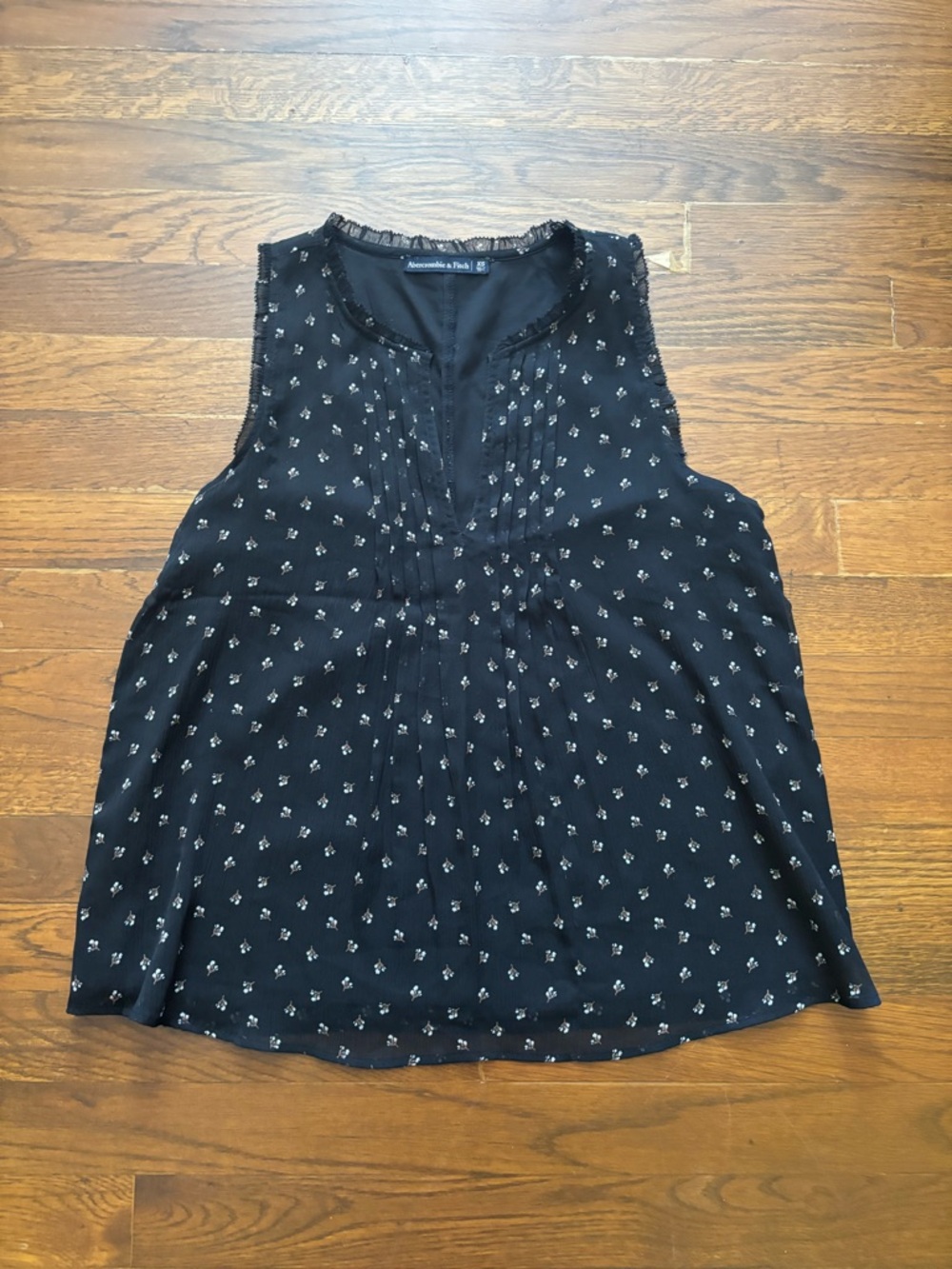 Abercrombie & Fitch Sleeveless Flower Print Black Blouse. Size XS.